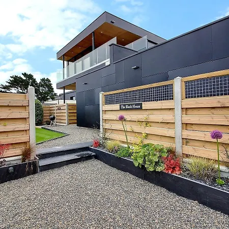 Holiday home The Black House Tregastel
